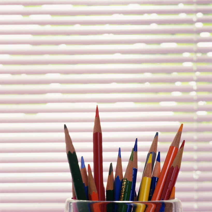 无人,方图,彩色,室内,特写,白天,正面,窗户,静物,笔筒,许多,笔,办公用品,玻璃窗,文具,白色,铅笔,学习用品,百叶帘,文具用品,彩图