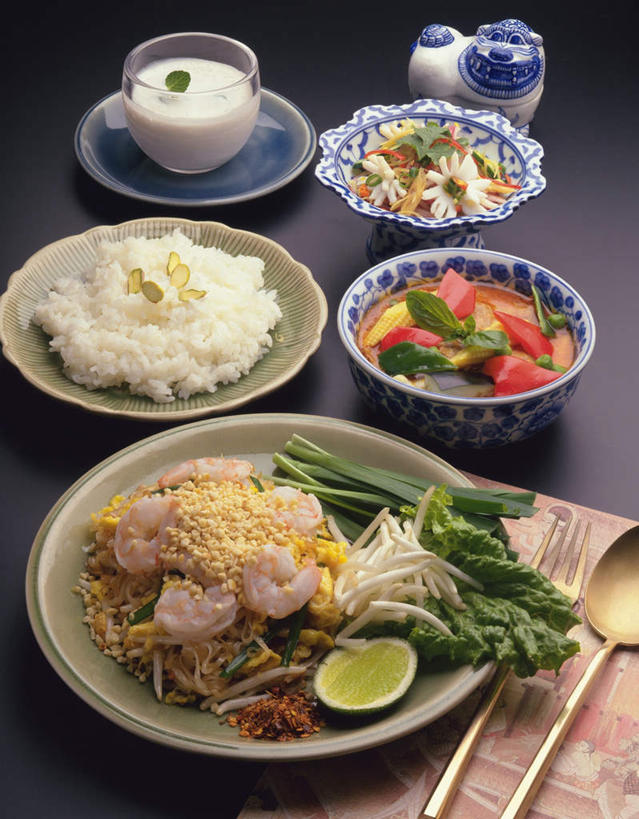 面食,面条,米饭,牛奶,无人,竖图,俯视,室内,特写,白天,烹饪,餐桌,桌子,蔬菜,西红柿,杯子,餐具,一堆,许多,堆叠,堆积,新鲜,叉子,碟子,盘,勺子,豆芽,生菜,蛋,面,虾仁,料理,食品,饭,菜肴,美食,泰国料理,玻璃制品,食物,盘子,水杯,调羹,碟,汤匙,摄影,佳肴,有机食品,绿色食品,影棚,餐台,堆,五谷,豆芽菜,芽苗菜,玻璃杯,番茄,彩图,高角度拍摄,影棚拍摄,拍摄