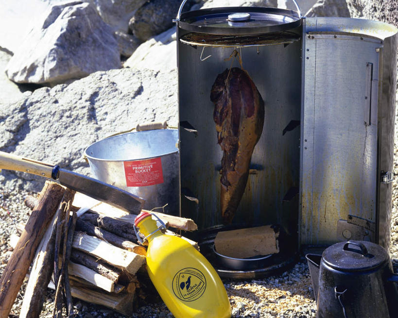 无人,横图,俯视,室外,白天,聚会,烹饪,石油,石头,厨具,金属制品,阴影,光线,金属,锅子,烤箱,木头,石子,影子,肉,日本料理,牛肉,料理,食品,野餐,锅,菜肴,美食,肉类,食物,阳光,日式料理,日式,木块,佳肴,锅具,烟熏,燃料,肉食,烹饪用具,野炊,烹调用具,石块,岩石,烹调,彩图,高角度拍摄