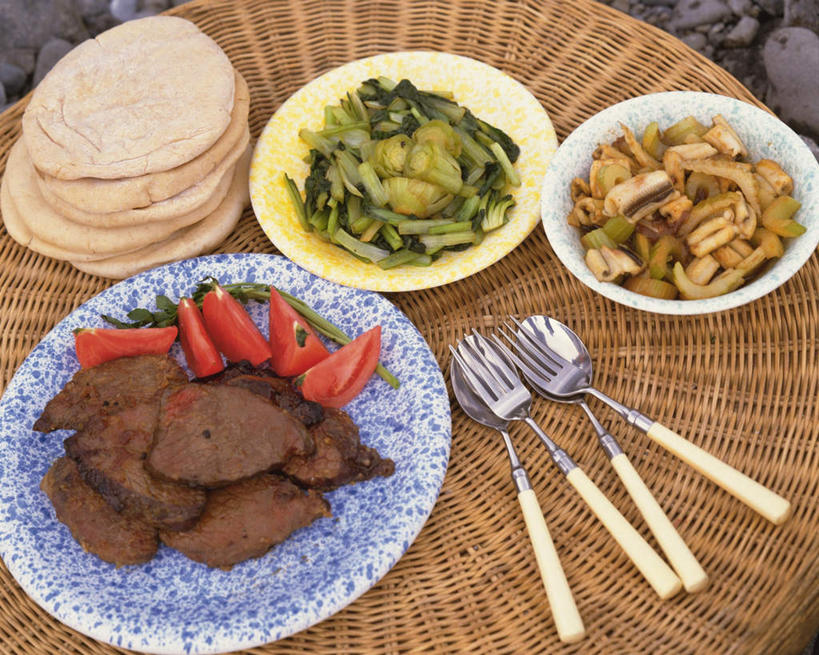 无人,横图,俯视,室外,特写,白天,烹饪,中餐,蔬菜,西红柿,餐具,一堆,许多,堆叠,堆积,新鲜,碟子,篮子,盘,叉,勺子,青菜,肉,牛排,牛肉,料理,食品,菜肴,美食,肉类,食物,盘子,调羹,碟,汤匙,碗,中式,佳肴,有机食品,绿色食品,堆,肉食,大饼,食物篮,进餐用具,烹调用具,番茄,彩图,高角度拍摄,野餐篮