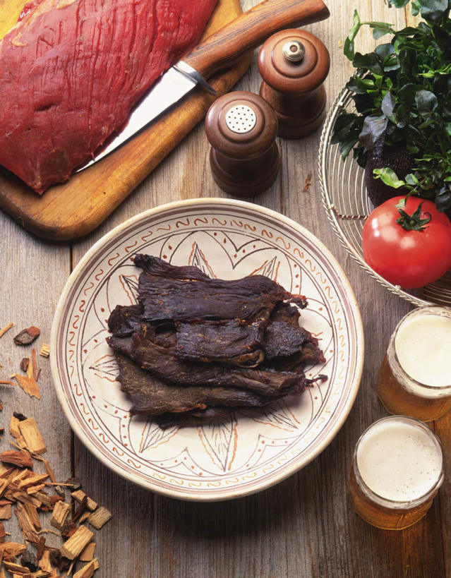 无人,竖图,俯视,室内,特写,白天,烹饪,餐桌,桌子,蔬菜,西红柿,餐具,许多,新鲜,碟子,木屑,盘,调料,肉,日本料理,牛肉,料理,食品,调味品,调味料,菜肴,美食,肉类,食物,盘子,碟,刀,日式料理,日式,摄影,佳肴,有机食品,绿色食品,影棚,餐台,肉食,牛肉干,番茄,彩图,高角度拍摄,影棚拍摄,拍摄