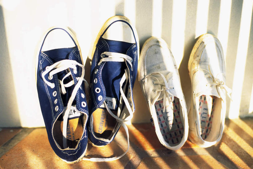 无人,横图,俯视,室外,特写,白天,地板,静物,鞋子,晾晒,阴影,光线,影子,墙,地面,两双,木地板,墙壁,墙面,阳光,靠,靠着,帆布鞋,彩图,高角度拍摄