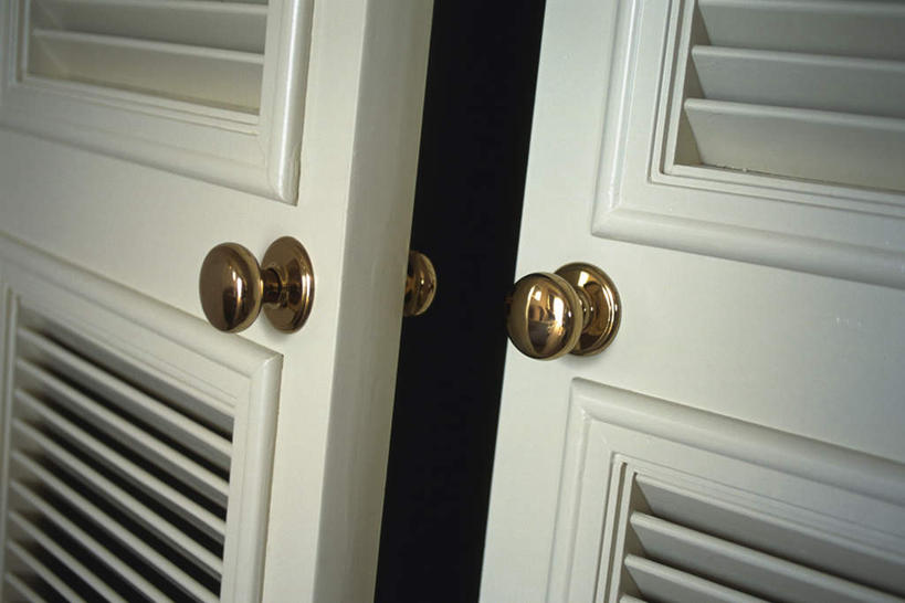 无人,横图,室内,特写,白天,正面,门,卧室,静物,阴影,黑色背景,光线,影子,阳光,把手,门把手,门框,门把,百叶门,两扇,拉手,彩图,睡房,卧房