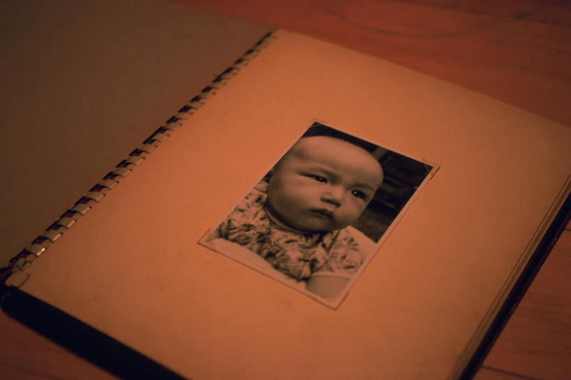 婴儿,儿童,无人,横图,俯视,照片,室内,特写,白天,纯洁,静物,书籍,一本,一张,相册,注视,一个,小孩,观察,看,可爱,摄影,活泼,影棚,单个,观看,察看,关注,宝宝,纯真,烂漫,无邪,伶俐,天真,孩子,书,图书,相片,半身,彩图,高角度拍摄,影棚拍摄,拍摄