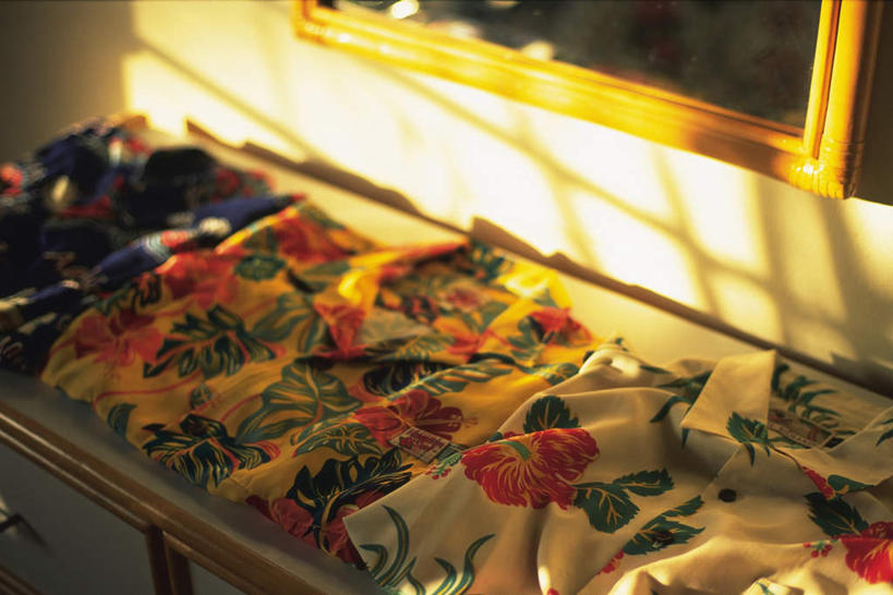 无人,横图,俯视,照片,室内,特写,白天,衬衫,桌面,桌子,静物,一堆,一排,阴影,堆叠,堆积,花纹,整齐,光线,影子,墙,壁画,墙壁,墙面,排列,阳光,三件,堆,队列,相片,彩图,高角度拍摄,衬衣