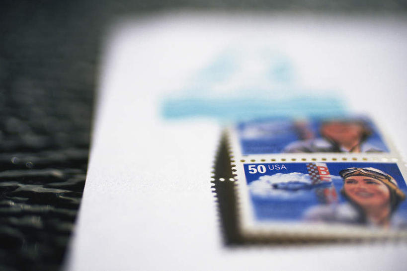 无人,邮局,横图,俯视,室外,特写,白天,静物,阴影,黑色背景,花纹,朦胧,模糊,光线,标志,数字,图案,文字,影子,邮件,字符,明信片,标识,阳光,阿拉伯数字,信件,邮票,邮政,彩图,高角度拍摄