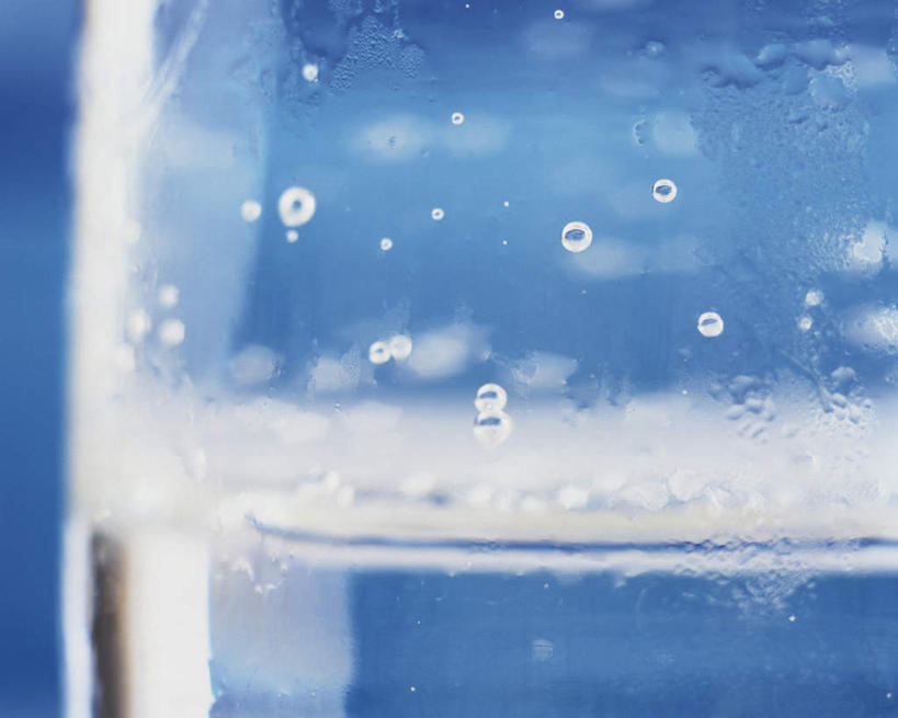 无人,横图,室内,特写,白天,正面,杯子,蓝色背景,朦胧,模糊,透明,一杯,玻璃制品,蓝色,泡泡,水杯,摄影,影棚,理智,沉静,冷色,高深,冷淡,玻璃杯,彩图,影棚拍摄,拍摄