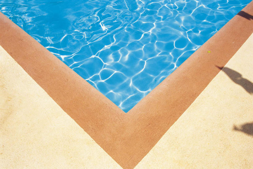 无人,体育馆,游泳池,横图,俯视,室外,特写,白天,锻炼,运动,水,阴影,光线,影子,水池,水面,泳池,蓝色,阳光,闪耀,波光粼粼,游泳馆,闪烁,体育,彩图,高角度拍摄,健身