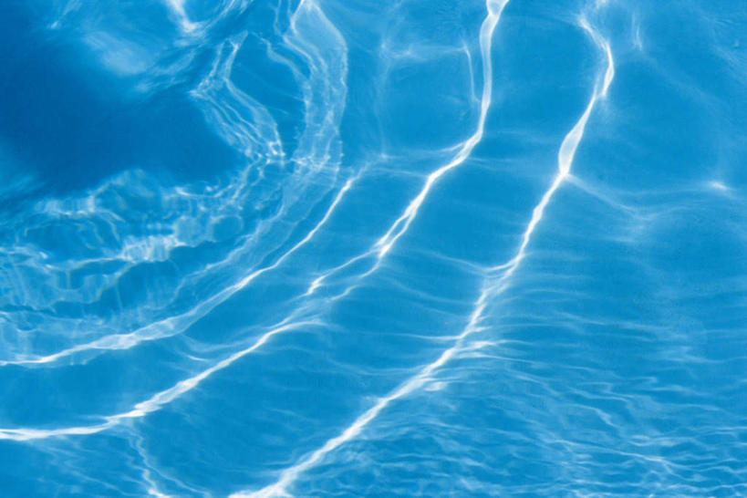 无人,体育馆,游泳池,横图,俯视,室外,特写,白天,锻炼,运动,水,阴影,光线,影子,水池,水面,泳池,蓝色,阳光,闪耀,波光粼粼,游泳馆,闪烁,体育,彩图,高角度拍摄,健身