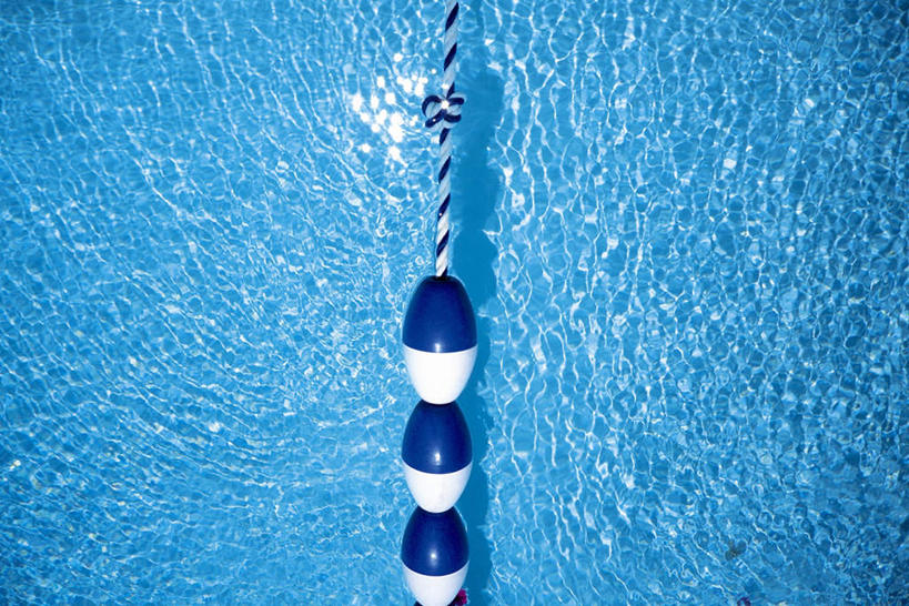 无人,体育馆,游泳池,横图,俯视,室外,特写,白天,锻炼,运动,水,阴影,光线,影子,水池,水面,泳池,泳道,蓝色,阳光,闪耀,波光粼粼,游泳馆,闪烁,体育,彩图,高角度拍摄,健身