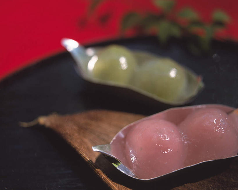 点心,汤团,无人,餐厅,横图,俯视,室内,特写,白天,餐桌,桌子,黑色背景,朦胧,模糊,料理,食品,甜点,甜品,美食,食物,糕点,两个,甜食,中式,摄影,影棚,餐台,汤圆,元宵,彩图,高角度拍摄,影棚拍摄,拍摄,餐馆,饭店,饭馆