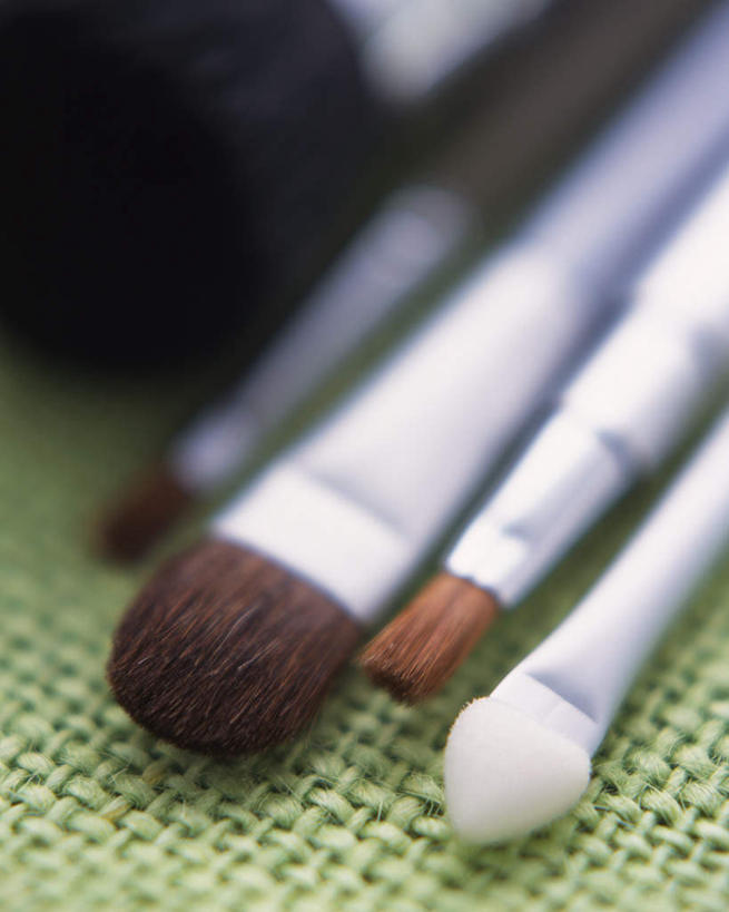 无人,竖图,俯视,室内,特写,白天,化妆,美容,桌面,一排,许多,护肤,朦胧,模糊,整齐,唇刷,排列,绿色,化妆品,化妆刷,刷子,保养,享受,休闲,放松,保健,摄影,影棚,睫毛刷,队列,养颜,胭脂刷,彩图,高角度拍摄,影棚拍摄,拍摄