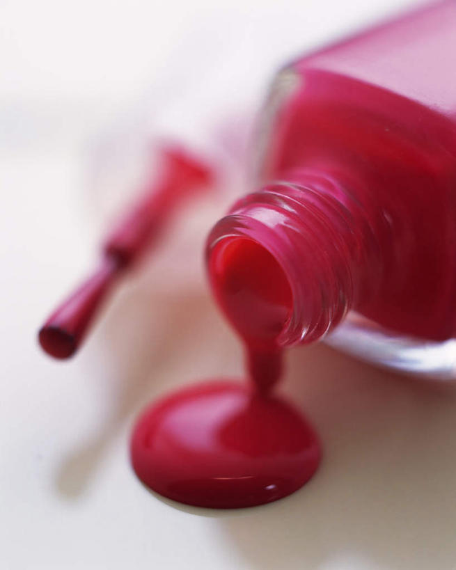 无人,竖图,俯视,室内,特写,白天,化妆,美容,桌面,一把,护肤,阴影,朦胧,模糊,光线,影子,指甲油,红色,阳光,化妆品,刷子,保养,享受,休闲,放松,保健,摄影,流动,影棚,一瓶,溢出,养颜,彩图,高角度拍摄,影棚拍摄,拍摄