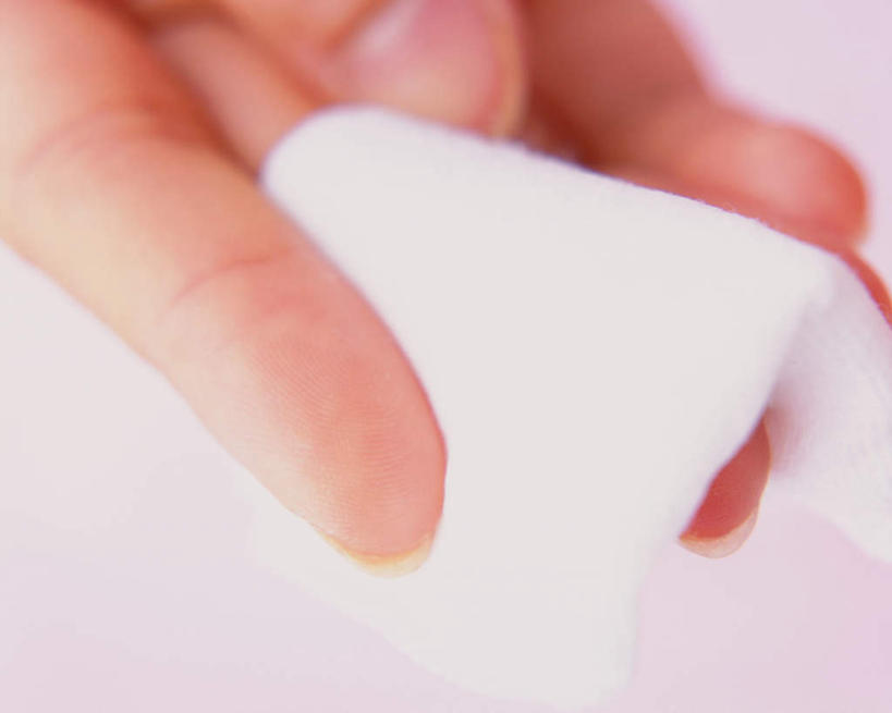 东方人,手,一个人,摸,横图,俯视,室内,特写,白天,白色背景,亚洲,仅一个年轻女性,仅一个女性,仅一个人,一张,抚摸,握,朦胧,模糊,夹,拿,拿着,黄种人,白色,化妆棉,手部,握着,摄影,影棚,年轻女性,女人,女性,亚洲人,触摸,接触,半身,彩图,高角度拍摄,影棚拍摄,拍摄