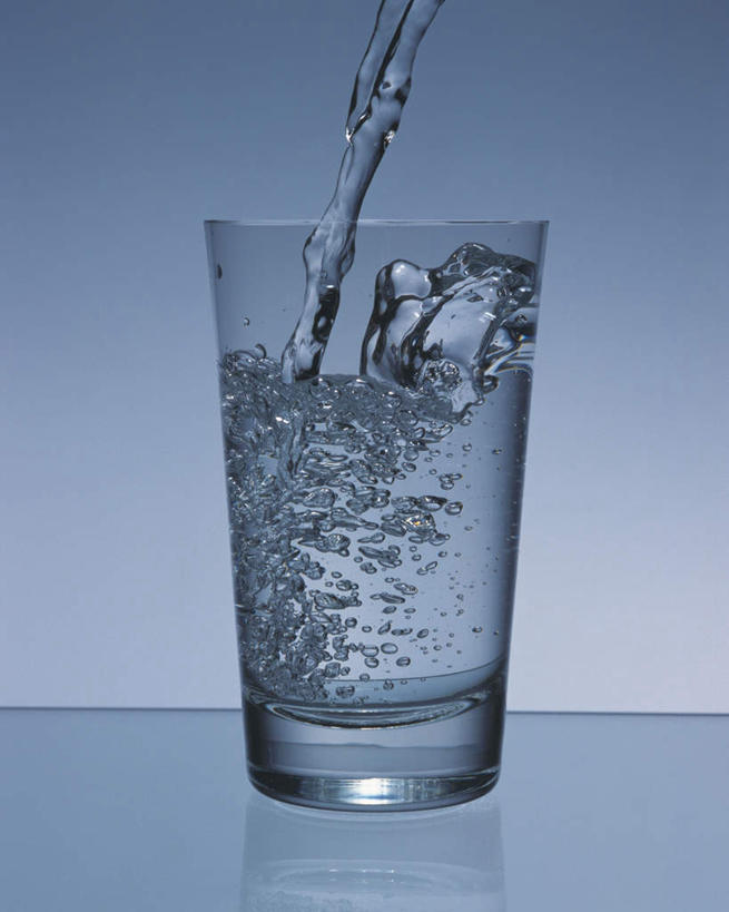 无人,竖图,室内,特写,白天,正面,水,桌面,杯子,一块,灰色背景,液体,气泡,水滴,冰块,水柱,一杯,玻璃制品,水珠,一个,泡泡,水杯,摄影,影棚,单个,玻璃杯,彩图,影棚拍摄,拍摄