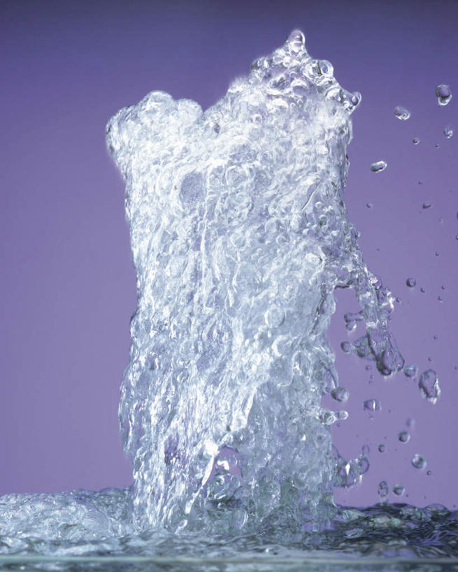 无人,竖图,室内,特写,白天,正面,水,阴影,波纹,飞溅,紫色背景,溅,光线,液体,影子,水滴,水面,滴落,水珠,水纹,阳光,波浪,摄影,流动,影棚,喷洒,彩图,影棚拍摄,拍摄