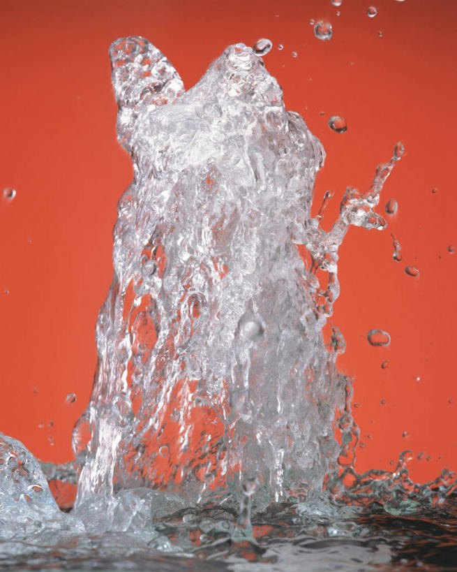 无人,竖图,室内,特写,白天,正面,水,阴影,波纹,飞溅,红色背景,溅,光线,液体,影子,水滴,水面,滴落,水珠,水纹,阳光,波浪,摄影,流动,影棚,喷洒,彩图,影棚拍摄,拍摄