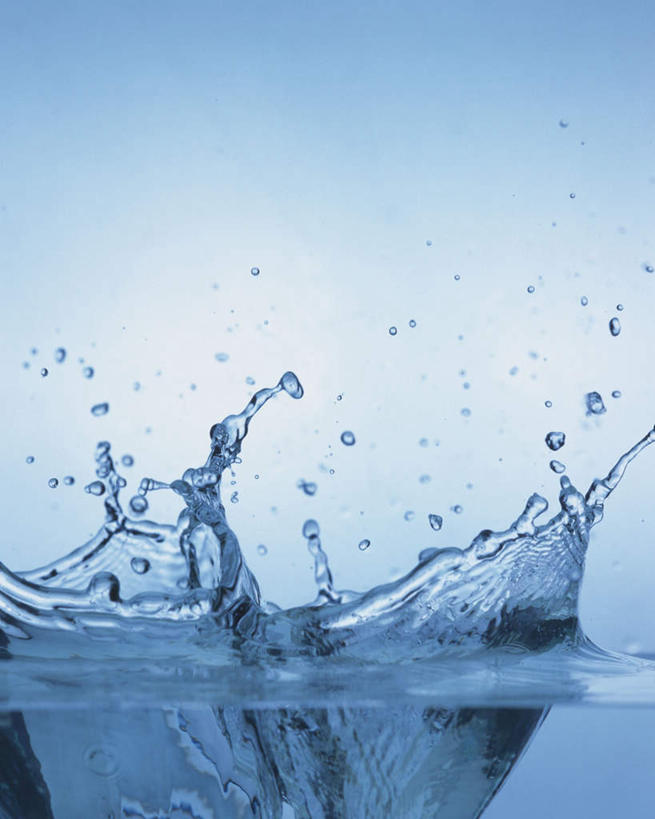 无人,竖图,室内,特写,白天,正面,水,阴影,波纹,飞溅,蓝色背景,溅,光线,液体,影子,水滴,水面,滴落,水珠,水纹,阳光,波浪,摄影,流动,影棚,喷洒,彩图,影棚拍摄,拍摄