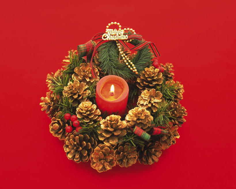 无人,横图,室内,白天,正面,蜡烛,叶子,圣诞节,许多,红色背景,节日,朦胧,模糊,庆祝,标志,火焰,文字,烛光,字符,字母,坚果,绿叶,缎带,燃烧,文化,标识,松叶,一个,红色,点燃,庆典,嫩叶,摄影,影棚,单个,纪念,橡果,橡树果,橡栗,橡实,橡树子,橡子,叶,叶片,彩图,影棚拍摄,拍摄