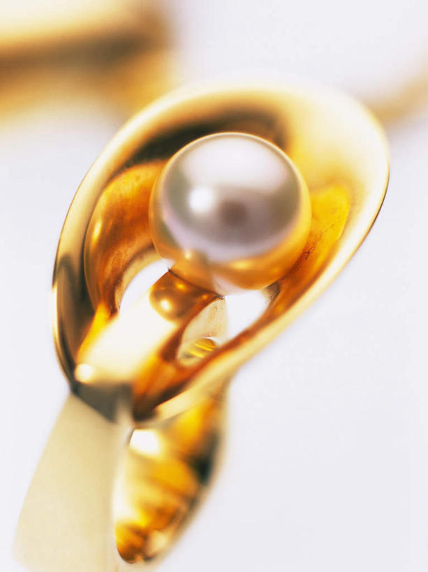 无人,竖图,俯视,室内,特写,白天,白色背景,爱情,静物,珠宝,朦胧,模糊,珍珠,浪漫,黄金,装饰品,一个,戒指,饰品,首饰,金色,恩爱,摄影,影棚,单个,信物,宝石,权利,金器,贵金属,彩图,高角度拍摄,影棚拍摄,拍摄,金子