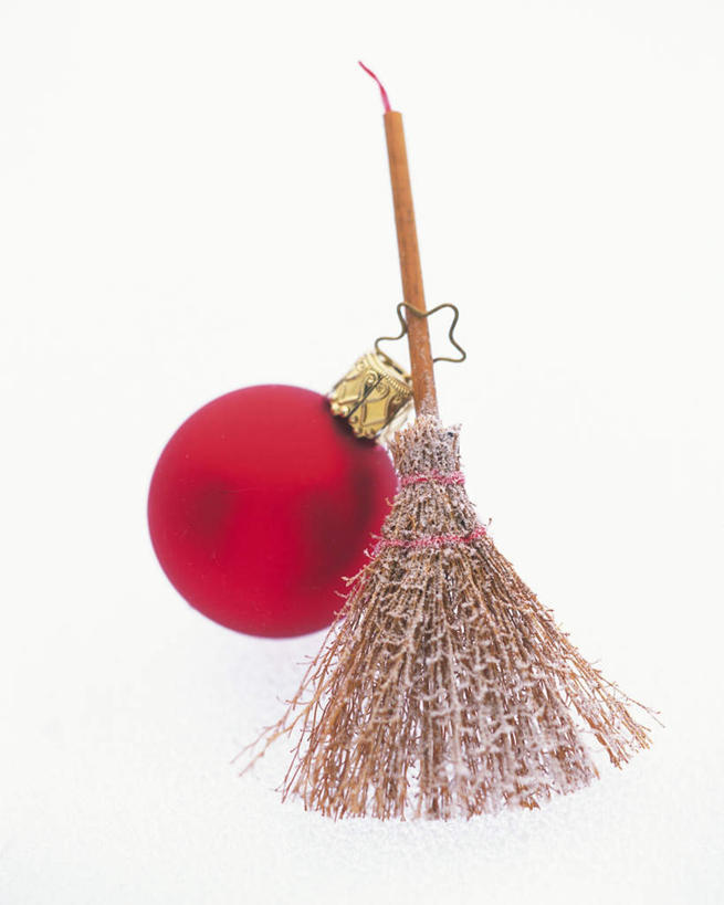 无人,竖图,室内,特写,白天,白色背景,正面,游戏,静物,玩具,朦胧,模糊,装饰,扫帚,玩,娱乐,球,一个,红色,清洁,休闲,球体,益智,摄影,影棚,单个,活动,华丽,修饰,点缀,发泄,消遣,智力,保洁,清洁工具,宣泄,衬托,美观,雅致,雅观,玩耍,嬉戏,彩图,影棚拍摄,拍摄