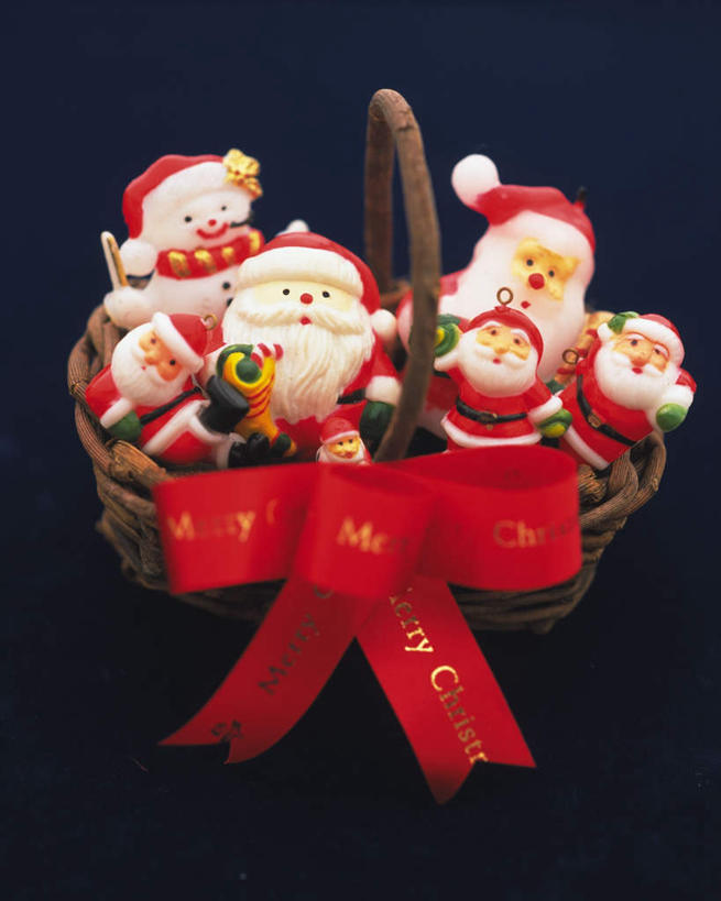 无人,竖图,室内,特写,白天,正面,游戏,静物,玩具,圣诞节,一条,许多,圣诞老人,黑色背景,节日,朦胧,模糊,庆祝,英文,标志,篮子,丝绸,丝带,玩偶,文字,字符,字母,缎带,玩,文化,娱乐,标识,藤制,绸带,红色,蝴蝶结,庆典,休闲,金色,益智,摄影,影棚,活动,纪念,英文字母,藤制品,发泄,消遣,智力,宣泄,玩耍,嬉戏,彩图,影棚拍摄,拍摄