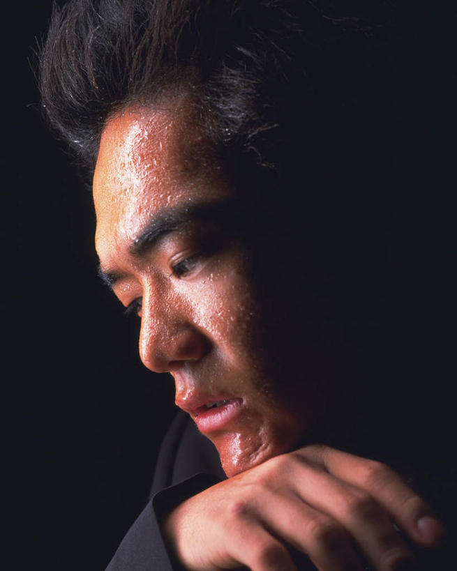 脸,头,脸颊,一个人,商务人士,商务男性,站,举,竖图,室内,特写,白天,白色背景,侧面,衬衫,水,仅一个男性,仅一个人,擦,汗,套装,液体,水滴,注视,仅一个年轻男性,观察,看,托,站着,摄影,影棚,汗水,观看,察看,关注,商务装,工薪阶层,男人,男性,年轻男性,头部,脸部,脸蛋,面部,白领,上班族,举起,举手,举着,向上举,向上伸,向上托,站立,半身,彩图,影棚拍摄,衬衣,拍摄