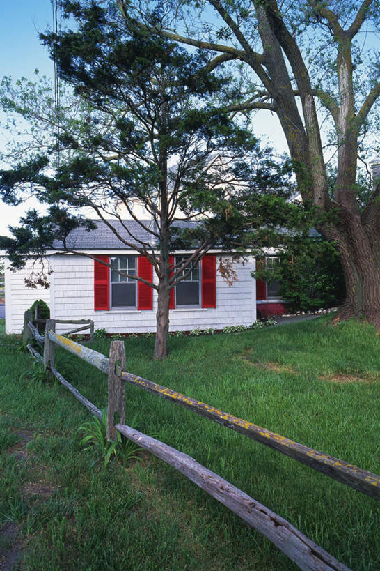 无人,家,栏杆,竖图,室外,白天,正面,度假,草地,草坪,美景,植物,窗户,城市风光,城市,美国,一排,整齐,栅栏,房屋,屋子,景观,篱笆,围栏,娱乐,护栏,楼房,玻璃窗,住宅,草,树,树木,排列,蓝色,绿色,蓝天,天空,自然,天,享受,休闲,景色,放松,生长,晴朗,成长,北美,北美洲,队列,美洲,万里无云,马萨诸塞州,麻州,麻省,马萨诸塞,麻塞诸塞,老殖民地,海湾之州,北亚美利加洲,亚美利加洲,三扇,楠塔基特,晴空,晴空万里,彩图,房子