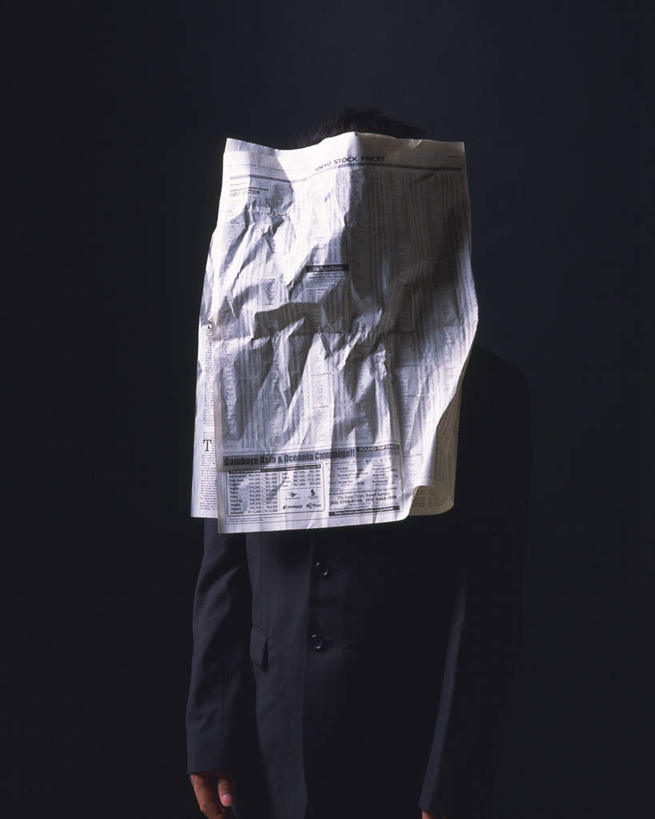 东方人,一个人,商务人士,商务男性,站,竖图,室内,白天,正面,衬衫,阅读,报纸,亚洲,仅一个男性,仅一个人,学习,黑色背景,套装,黄种人,仅一个年轻男性,看,站着,浏览,皱,摄影,影棚,商务装,工薪阶层,男人,男性,年轻男性,亚洲人,白领,上班族,站立,半身,彩图,影棚拍摄,衬衣,拍摄