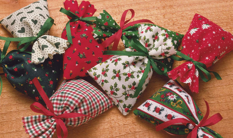 无人,横图,俯视,室内,特写,白天,餐桌,桌子,静物,袋子,礼物,圣诞节,许多,花纹,节日,朦胧,模糊,庆祝,散落,丝绸,丝带,图案,文化,绸带,红色,绿色,祈祷,祈福,庆典,健康,许愿,礼品,餐台,福袋,纪念,祈求,礼品袋,平安,彩图,高角度拍摄