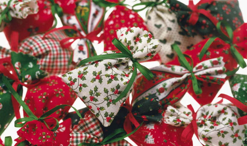 无人,横图,俯视,室内,特写,白天,静物,袋子,礼物,圣诞节,许多,花纹,节日,庆祝,散落,丝绸,丝带,图案,文化,绸带,红色,绿色,庆典,礼品,纪念,礼品袋,彩图,高角度拍摄