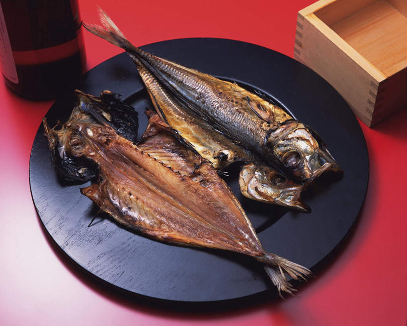 海鲜,无人,横图,俯视,室内,特写,白天,餐桌,桌子,杯子,餐具,朦胧,模糊,木制,鱼,碟子,盘,烤鱼,肉,鱼干,鱼肉,水产,肉类,鱼类,海洋生物,玻璃制品,酒瓶,盘子,玻璃瓶,酒杯,瓶子,碟,餐台,水生动物,海产品,水生物,肉食,海底动物,彩图,高角度拍摄