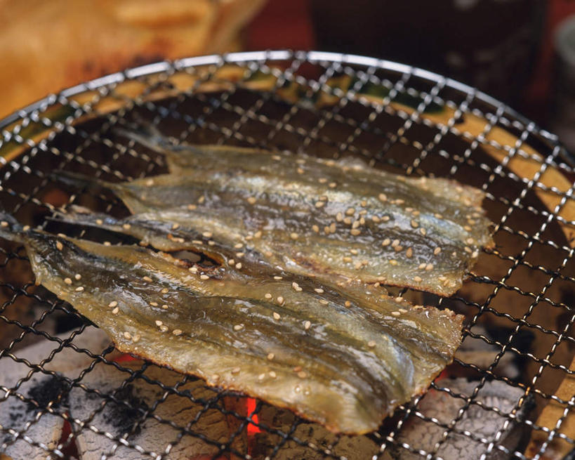 海鲜,无人,横图,俯视,室内,特写,白天,烧烤,餐桌,桌子,两条,一排,朦胧,模糊,整齐,鱼,烤鱼,肉,鱼干,鱼肉,烤架,烤肉,水产,肉类,鱼类,海洋生物,排列,铁架,餐台,队列,水生动物,海产品,水生物,肉食,海底动物,彩图,高角度拍摄