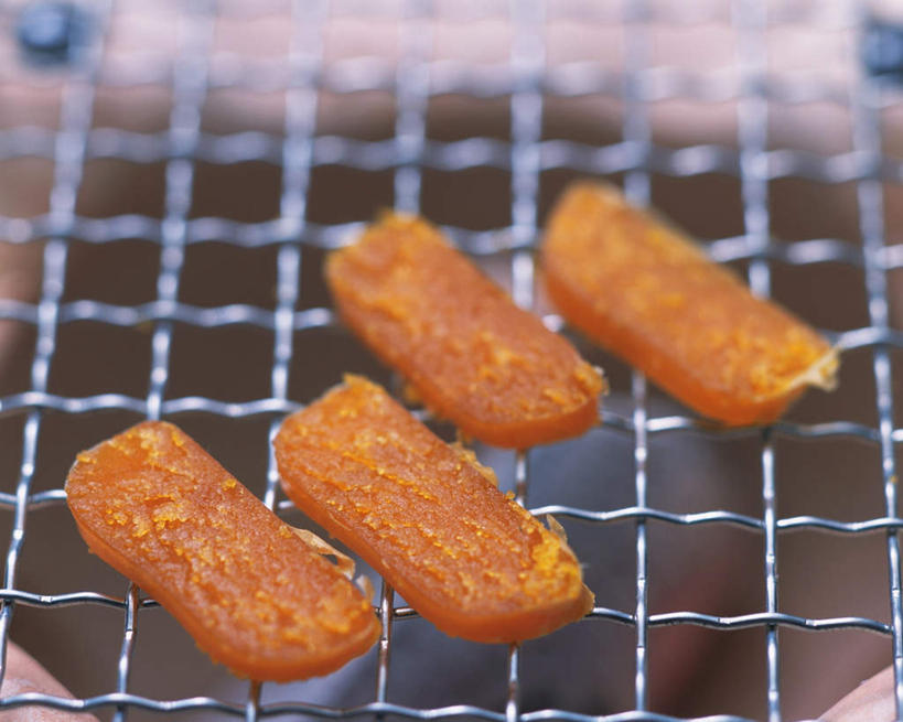 无人,横图,俯视,室内,特写,白天,烧烤,餐桌,桌子,一排,朦胧,模糊,整齐,烤炉,肉,鱼干,鱼肉,烤架,烤肉,肉类,排列,铁架,四块,餐台,队列,肉食,彩图,高角度拍摄