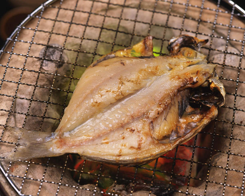 无人,横图,俯视,室内,特写,白天,烧烤,餐桌,桌子,朦胧,模糊,烤炉,肉,鱼干,鱼肉,烤架,肉类,一个,铁架,单个,餐台,肉食,彩图,高角度拍摄