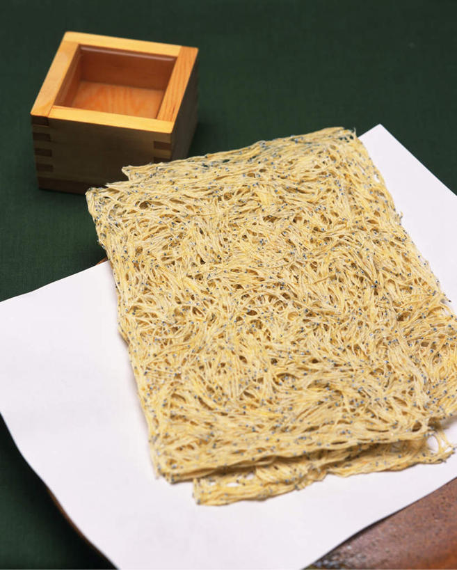 海鲜,清酒,无人,竖图,俯视,室内,特写,白天,烹饪,餐桌,桌子,杯子,餐具,两块,朦胧,模糊,木制,碟子,盘,肉,鱼肉,日本料理,料理,食品,水产,菜肴,美食,肉类,海洋生物,酒,食物,饮料,盘子,酒杯,碟,日式料理,日式,佳肴,餐台,水生动物,银鱼,海产品,水生物,肉食,海底动物,面丈鱼,面条鱼,彩图,高角度拍摄