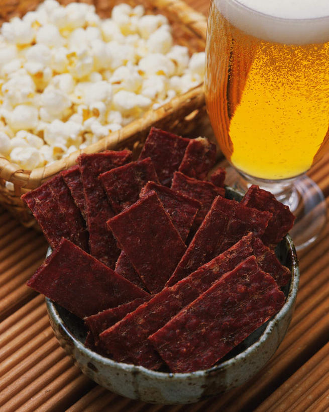 啤酒,无人,竖图,俯视,室内,特写,白天,餐桌,桌子,杯子,一堆,许多,堆叠,堆积,朦胧,模糊,肉,酒类,一杯,猪肉,肉类,玻璃制品,酒,猪肉脯,饮料,酒杯,啤酒杯,爆米花,餐台,堆,肉食,豚肉,玻璃杯,彩图,高角度拍摄