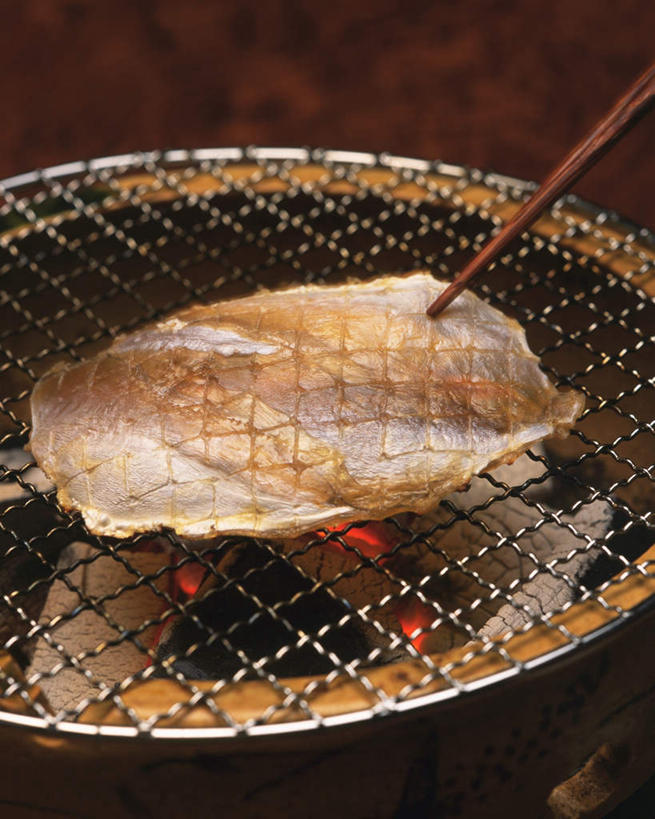 海鲜,无人,竖图,俯视,室内,特写,白天,烧烤,餐桌,筷子,桌子,一块,一双,朦胧,模糊,鱼,烤炉,烤鱼,肉,鱼肉,烤架,烤肉,水产,肉类,鱼类,海洋生物,铁架,餐台,水生动物,海产品,水生物,肉食,海底动物,彩图,高角度拍摄,全身