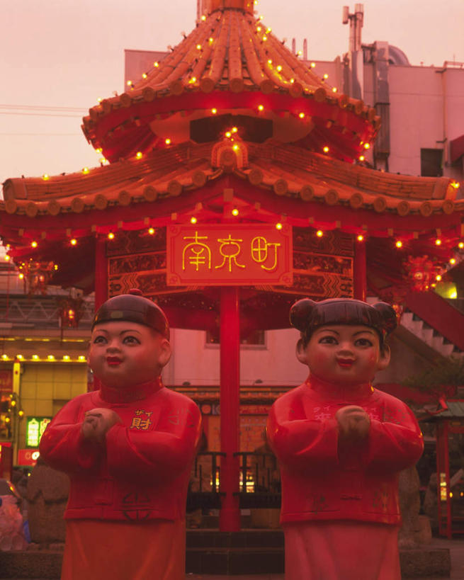 东方人,无人,两个人,站,竖图,室外,白天,正面,旅游,度假,标志建筑,地标,建筑,雕塑,日本,亚洲,艺术,装饰,标志,雕刻,雕像,泥塑,牌匾,文字,字符,亭子,唐人街,祝福,黄种人,娱乐,标识,建设,一个,蓝色,蓝天,天空,工艺品,天,手势,站着,享受,休闲,汉字,旅游胜地,放松,恭喜,晴朗,单个,纪念,礼节,美术,中文,祝贺,主题,中华街,礼仪,陈列,祝愿,东亚,作揖,本州,拱手,万里无云,本州岛,日本国,近畿地方,近畿,兵库,兵库县,功能,美学,尊敬,恭敬,寒暄,恭贺,同喜,国文,华文,南京町,神户,神户市,神戸,县厅,神戸市,男人,男性,年轻男性,年轻女性,女人,女性,亚洲人,晴空,晴空万里,站立,半身,彩图