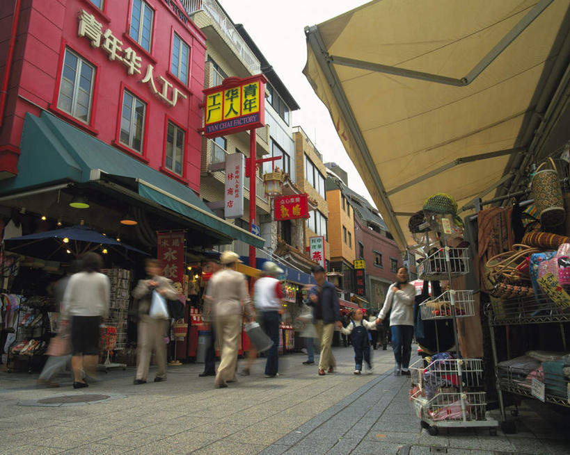 东方人,走,握手,横图,室外,白天,仰视,度假,美景,城市风光,城市,道路,街道,路,公路,日本,亚洲,朦胧,模糊,标志,文字,字符,景观,唐人街,交通,许多人,黄种人,娱乐,标识,招牌,广告,蓝色,蓝天,天空,天,一群人,享受,休闲,汉字,景色,放松,晴朗,中文,中华街,东亚,本州,万里无云,本州岛,日本国,近畿地方,近畿,兵库,兵库县,南京町,神户,神户市,神戸,县厅,神戸市,男人,男性,年轻男性,年轻女性,女人,女性,亚洲人,晴空,晴空万里,马路,步行,搀手,拉手,散步,手拉手,手握手,走路,彩图,低角度拍摄,全身