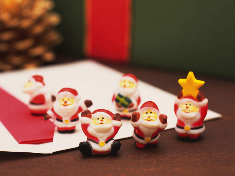 无人,办公室,横图,俯视,室内,特写,白天,游戏,家具,桌子,礼盒,礼物,玩具,一排,许多,圣诞老人,朦胧,模糊,整齐,玩偶,纸盒,办公桌,松果,信,玩,娱乐,盒子,排列,一个,红色,绿色,包装盒,礼品盒,休闲,卡,益智,摄影,礼品,影棚,单个,活动,队列,发泄,消遣,智力,办公家具,宣泄,一封,玩耍,嬉戏,彩图,高角度拍摄,影棚拍摄,拍摄