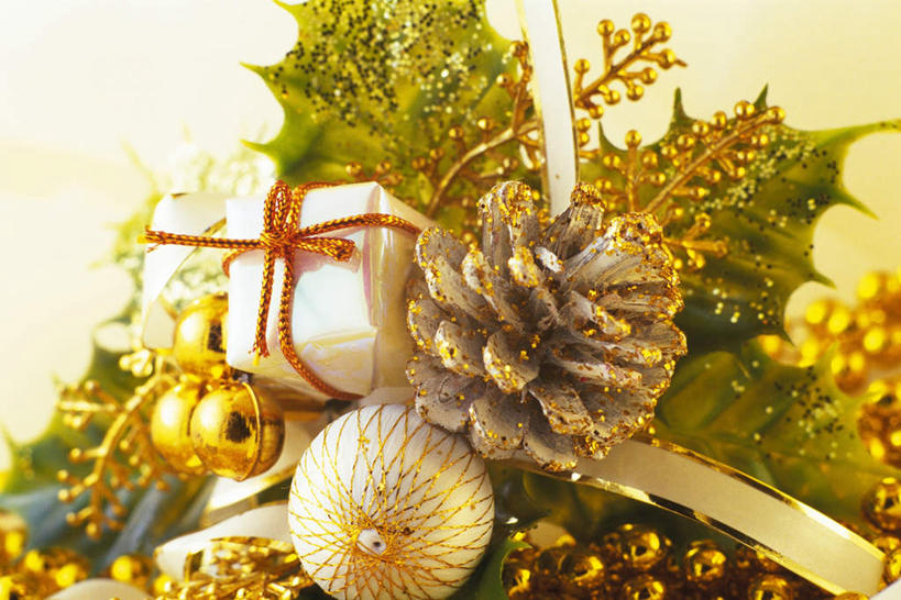 无人,横图,俯视,室内,白天,白色背景,礼盒,礼物,叶子,装饰,纸盒,塑料,坚果,果实,绿叶,松果,盒子,球,一个,白色,包装盒,塑料制品,礼品盒,干果,金色,嫩叶,摄影,礼品,冬青,影棚,单个,华丽,修饰,点缀,松塔,衬托,美观,雅致,雅观,枸骨冬青,构骨,猫儿刺,鸟不宿,叶,叶片,彩图,高角度拍摄,影棚拍摄,拍摄