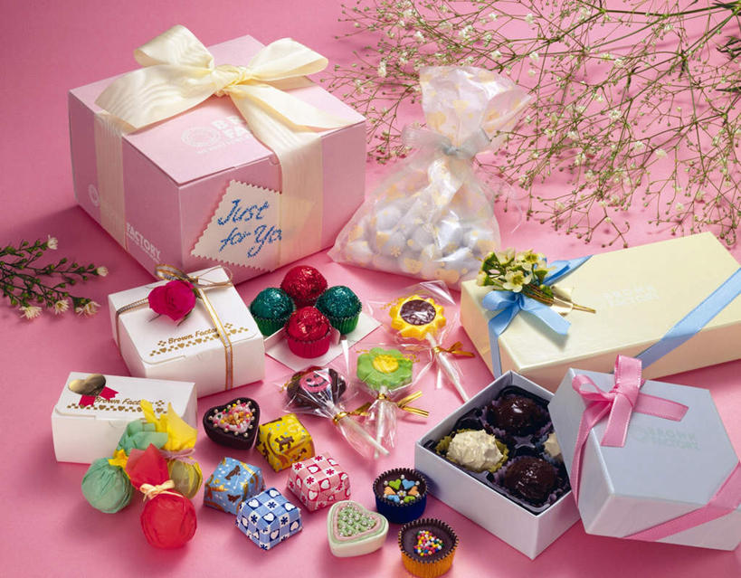 点心,无人,横图,俯视,室内,白天,礼盒,礼物,粉色背景,英文,棒棒糖,标志,文字,纸盒,字符,字母,食品,糖,糖果,甜点,甜品,标识,盒子,食物,糕点,包装盒,礼品盒,甜食,巧克力,摄影,礼品,影棚,英文字母,硬糖,巧克力糖,彩图,高角度拍摄,影棚拍摄,拍摄