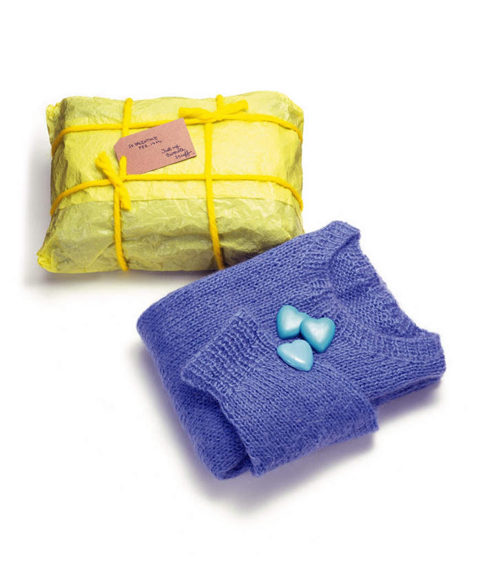 无人,竖图,俯视,室内,特写,白天,白色背景,毛衣,静物,包裹,折叠,祝福,一个,蓝色,卡片,卡,摄影,影棚,单个,彩图,高角度拍摄,影棚拍摄,绒衣,套衫,套头毛衣,线衣,拍摄