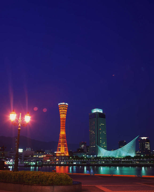 无人,博物馆,竖图,室外,夜晚,正面,旅游,度假,海浪,海洋,标志建筑,道路,地标,建筑,路灯,照明,日本,亚洲,阴影,反射,信息,影子,浪花,灯光,灯塔,交通,方向,娱乐,建设,灯,蓝色,蓝天,天空,海水,天,享受,休闲,旅游胜地,放松,引导,指引,照亮,照明设备,海景,东亚,本州,本州岛,日本国,近畿地方,近畿,兵库,兵库县,神户,神户港口塔,神户海洋博物馆,神户市,神戸,县厅,神戸市,航标,大海,风浪,海,海水的波动,近岸浪,涌浪,彩图,导航