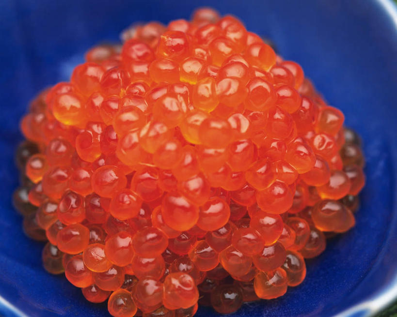 无人,横图,俯视,室内,特写,白天,桌面,静物,餐具,一堆,许多,堆叠,堆积,鱼卵,鱼籽,一个,红色,碗,摄影,影棚,单个,堆,进餐用具,烹调用具,彩图,高角度拍摄,影棚拍摄,拍摄