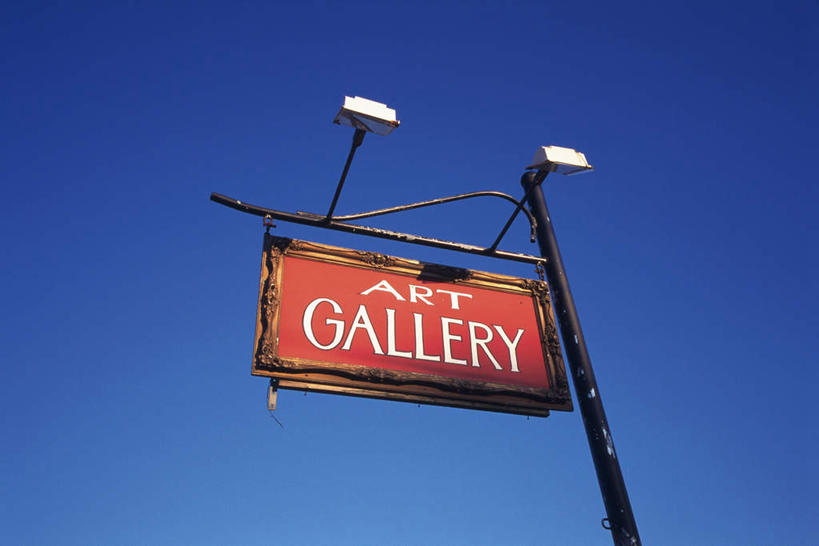 无人,横图,室外,白天,仰视,指示牌,照明,阴影,光线,英文,标志,文字,影子,字符,字母,灯光,标识,灯,蓝色,蓝天,天空,阳光,灯具,天,射灯,晴朗,英文字母,照亮,照明设备,万里无云,晴空,晴空万里,彩图,低角度拍摄