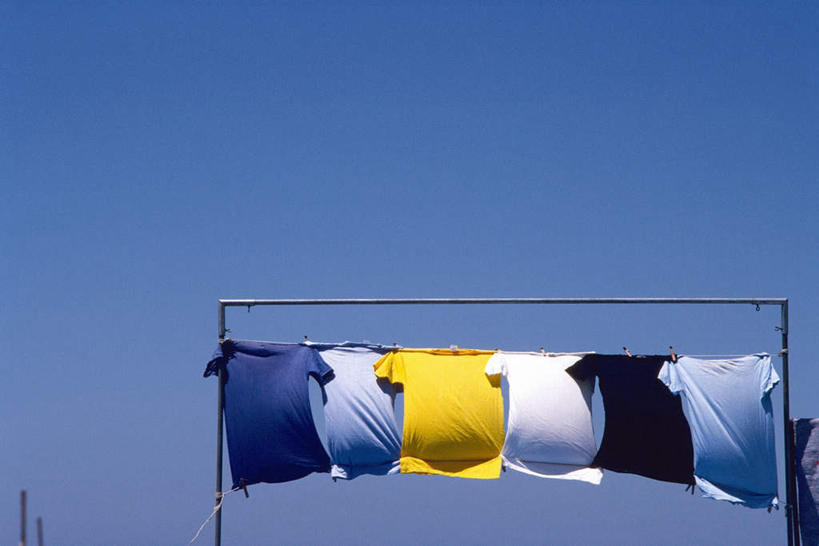 无人,横图,室外,白天,正面,衣架,一排,许多,吊挂,悬挂,服装,整齐,挂,排列,衣服,黄色,蓝色,白色,黑色,蓝天,天空,天,服饰,晴朗,队列,万里无云,挂衣架,晾衣架,晴空,晴空万里,彩图