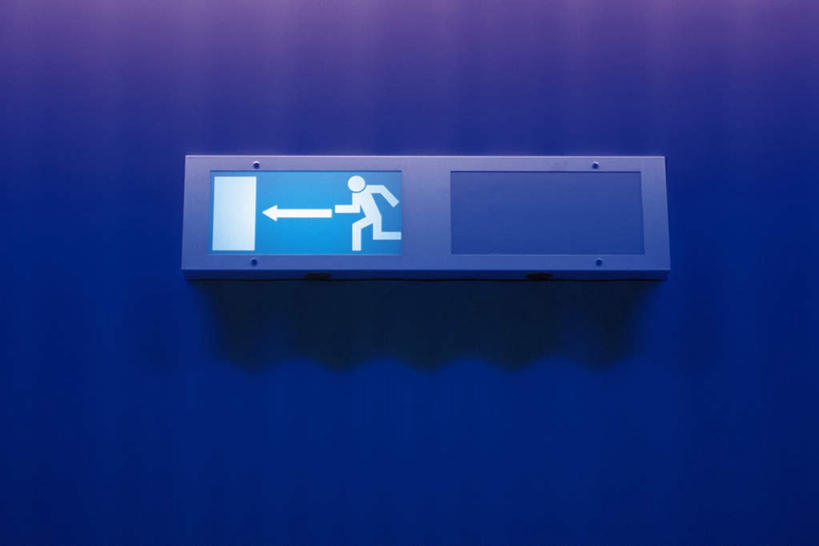 一个人,无人,跑,横图,室内,白天,正面,仅一个人,阴影,蓝色背景,反射,光线,标志,图案,文字,影子,字符,字母,墙,方向,标识,箭头,墙壁,墙面,阳光,指向,安全出口,安全通道,簇,逃生,跑步,彩图,全身