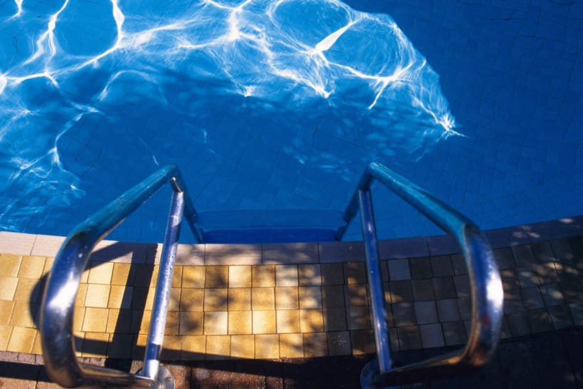 无人,游泳池,栏杆,横图,俯视,室外,特写,白天,水,静物,阴影,光线,扶手,液体,影子,水池,水滴,水面,泳池,蓝色,阳光,波光粼粼,彩图,高角度拍摄